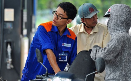 Vì sao giá xăng dầu đồng loạt giảm mạnh, có loại hạ tới 5.600 đồng/lít?