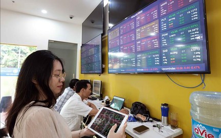 Chứng khoán khởi sắc đầu tháng 5, cổ phiếu dầu khí dẫn dắt đà tăng