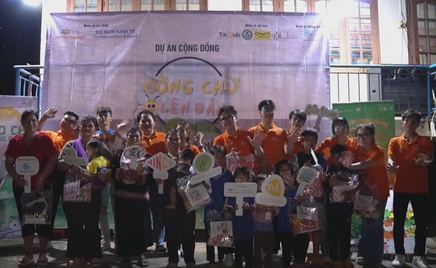 "Cõng chữ lên bản": Hành trình học cách sẻ chia của những người trẻ