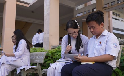 Văn Hồng: Cậu bé 17 tuổi gánh nặng mưu sinh, nuôi giấc mơ trở thành thầy giáo Hóa