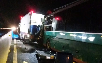 Tai nạn liên hoàn trên cao tốc Vân Phong - Nha Trang, tài xế bị mắc kẹt trong cabin