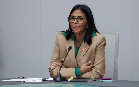 Mỹ dỡ bỏ trừng phạt Tổng thống lâm thời Venezuela Delcy Rodriguez