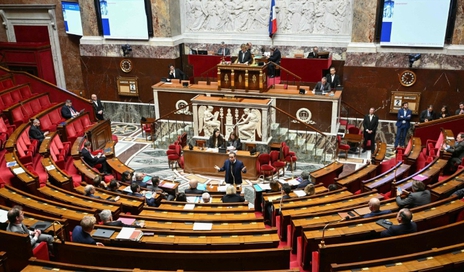 Chính phủ Pháp vượt qua hai cuộc bỏ phiếu bất tín nhiệm