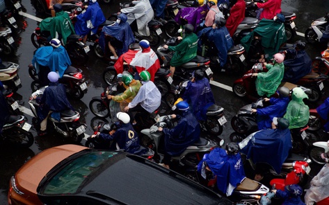 Sáng 12/11, mưa lớn khiến nhiều tuyến đường TP. Hồ Chí Minh ngập cục bộ, giao thông ùn ứ