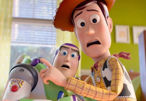 Woody và Buzz khiếp sợ trước máy tính bảng trong trailer Toy Story 5