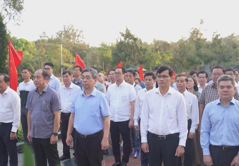 Lãnh đạo TP. Hồ Chí Minh viếng Nghĩa trang liệt sĩ tại Côn Đảo