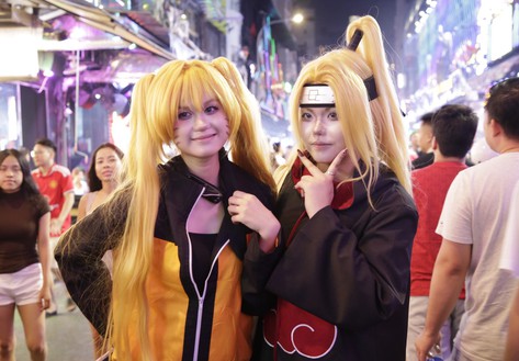 Phố đi bộ Bùi Viện biến thành đại tiệc hóa trang trong đêm Halloween
