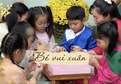 Ống nhòm nhí: Bé vui Xuân