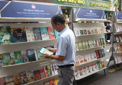 Trao tặng 2.000 cuốn sách thiếu nhi ý nghĩa