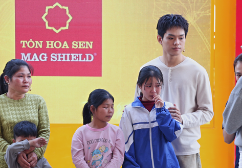 Đức Phúc tiếp sức cho cô bé mồ côi mê học tiếng Trung