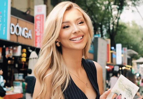 Hoa hậu người Mỹ Yolina Lindquist dạo phố, check-in bưu điện, đường sách TP. Hồ Chí Minh