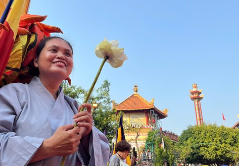 Hàng ngàn người thành kính dự lễ vía Quán Thế Âm