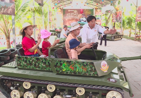 TP. Hồ Chí Minh: Hấp dẫn mô hình trải nghiệm "Xe tăng hành trình chiến xa"
