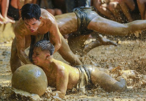 Hàng nghìn người xem tranh cầu trên sới bùn tại lễ hội độc đáo ở Bắc Ninh