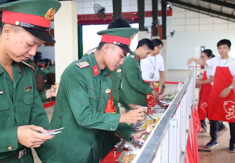 “Salad First”: Sôi nổi chuỗi trải nghiệm dinh dưỡng đột phá tại Trường Quân sự Quân khu 7