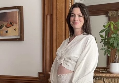 Anne Hathaway mang thai con thứ ba