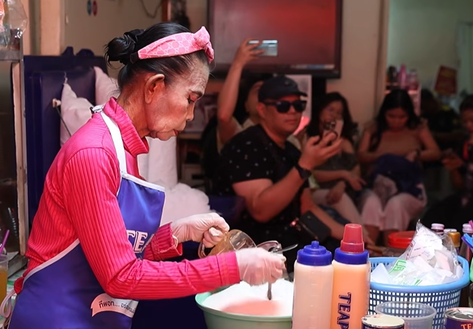 Quán nước "cô môi đỏ" gây sốt TikTok, hút khách quốc tế tại Bangkok