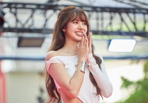 Lisa rạng rỡ trong ngày hội ngộ người hâm mộ Thái Lan