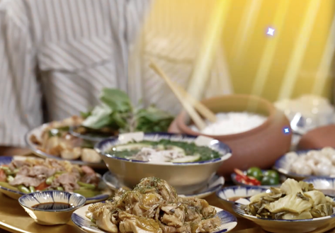 Vũ Thu Phương chiêu đãi "Quán ăn hạnh phúc" mâm cơm quê