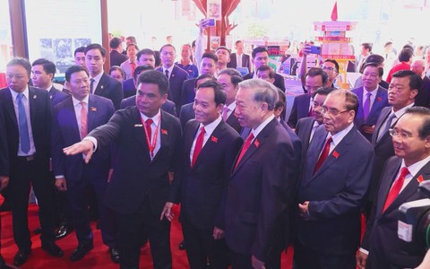 Tổng Bí thư Tô Lâm tham quan không gian triển lãm chào mừng Đại hội