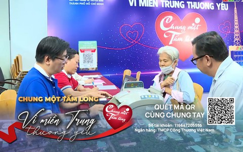 Người dân TP. Hồ Chí Minh xúc động đến ủng hộ quỹ "Chung một tấm lòng"