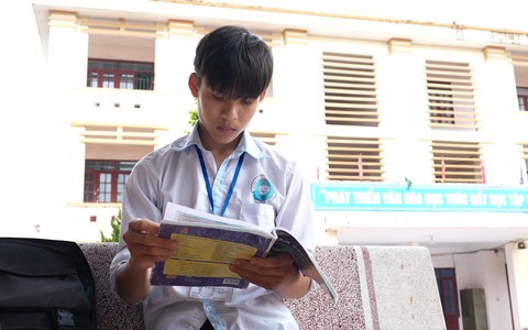 Cậu bé mồ côi và nỗi day dứt khi tìm hình làm di ảnh cho mẹ