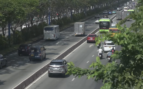 Giá xăng thất thường, người dân chọn đi Metro để tiết kiệm chi phí