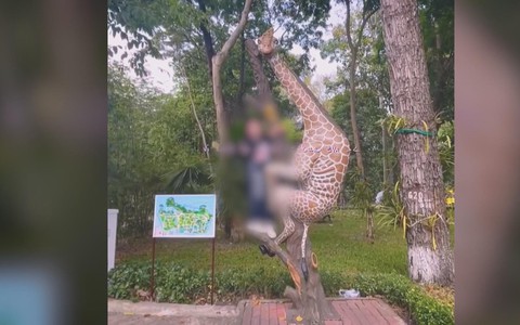 Thảo Cầm Viên Sài Gòn: Cảnh báo du khách không trèo lên tượng hươu cao cổ để chụp hình