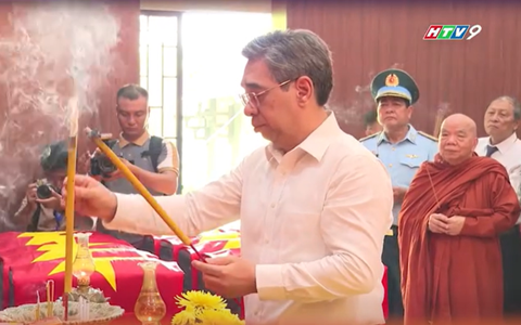 Lãnh đạo Thành phố dâng hương tưởng niệm các Anh hùng Liệt sĩ tại Công viên Lê Thị Riêng