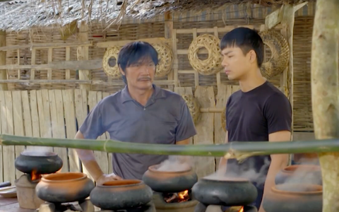 Ông Bảy truyền nghề kho cá cho Khánh An
