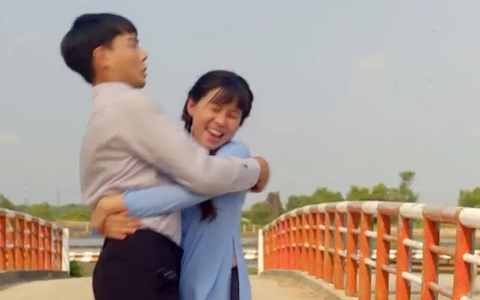 Màn tỏ tình siêu dễ thương của cặp đôi "cá mè một lứa"