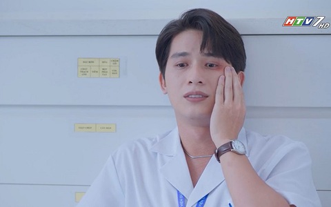 Đang ung dung tán gái thì bị "táng" cho thâm mắt