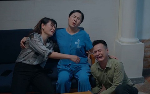 Về nhà ôm mẹ khóc vì quá chén do bế tắc