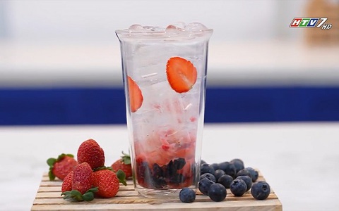 Nguyên Bảo học "bí kíp" làm "Soda dâu - việt quất"