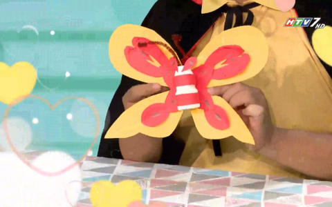 Tái chai sữa chua thành con bươm bướm