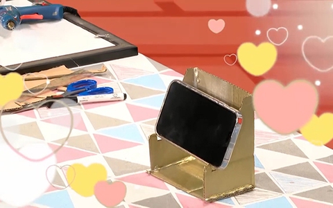 Làm một chiếc giá đỡ điện thoại từ bìa giấy carton