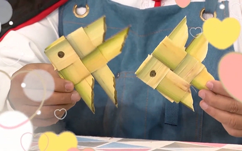 Xếp con cá bằng lá dừa