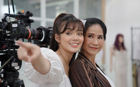 Yeye Nhật Hạ cản mẹ ruột làm... nữ hoàng livestream