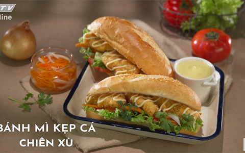 Nóng giòn cùng bánh mì kẹp cá chiên xù