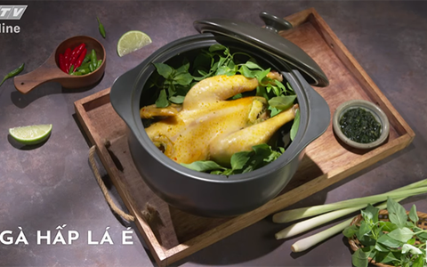 Thơm lừng gà hấp lá é