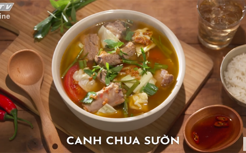 Xì xụp nóng hổi với canh chua sườn