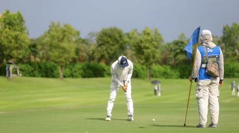 Nghệ thuật giữ màu xanh của sân golf Tân Sơn Nhất