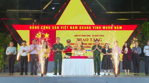 Trao tặng tượng chân dung Bác Hồ và biểu diễn nghệ thuật "Vì Nhân dân quên mình"