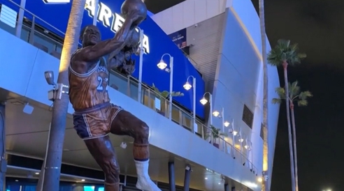 Nhà Buss sắp bán LA Lakers với giá 10 tỉ đô-la Mỹ