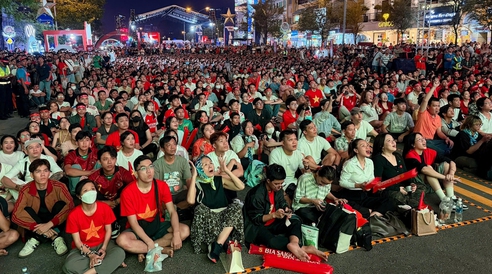 Lắp 6 màn hình LED ở phố đi bộ Nguyễn Huệ xem bán kết U23 Việt Nam