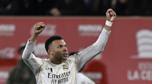 Mbappe lập cú đúp giúp Real Madrid vươn lên dẫn đầu La Liga