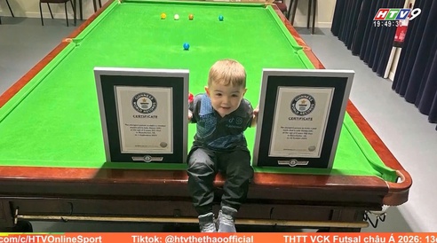 Kỷ lục thế giới của cậu bé 2 tuổi ở môn billard snooker