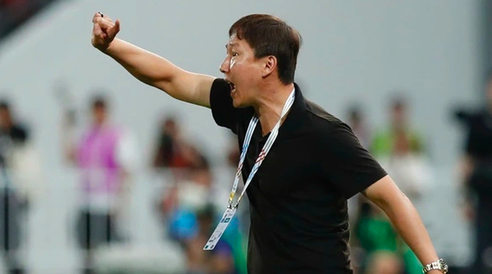 Không thể đoán trong đầu HLV Kim suy nghĩ những gì, khán giả thích mê còn đối thủ rối bời