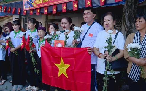Những nhành hoa trắng tiễn các liệt sĩ về với đất mẹ