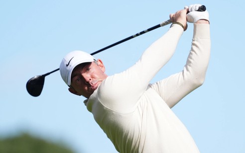 Race to Dubai: Học hỏi đồng đội Ryder Cup, tay golf Rory McIlroy đổi gu thời trang và nâng cấp thiết bị trước chặng cuối